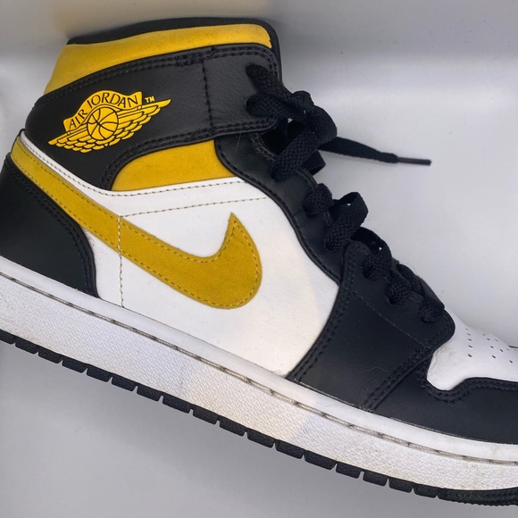 2021
Air Jordan 1 Mid 'Black University Gold' Size 9.5 Men - Picture 1 of 5